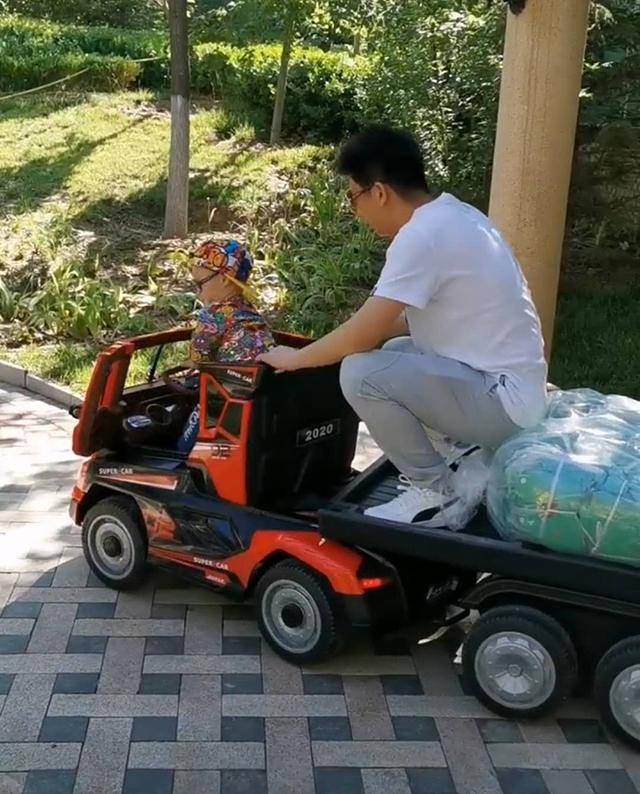 小外甥得知舅舅带着"礼物"而来,开小货车迎接,网友:拉人拉货又拉风