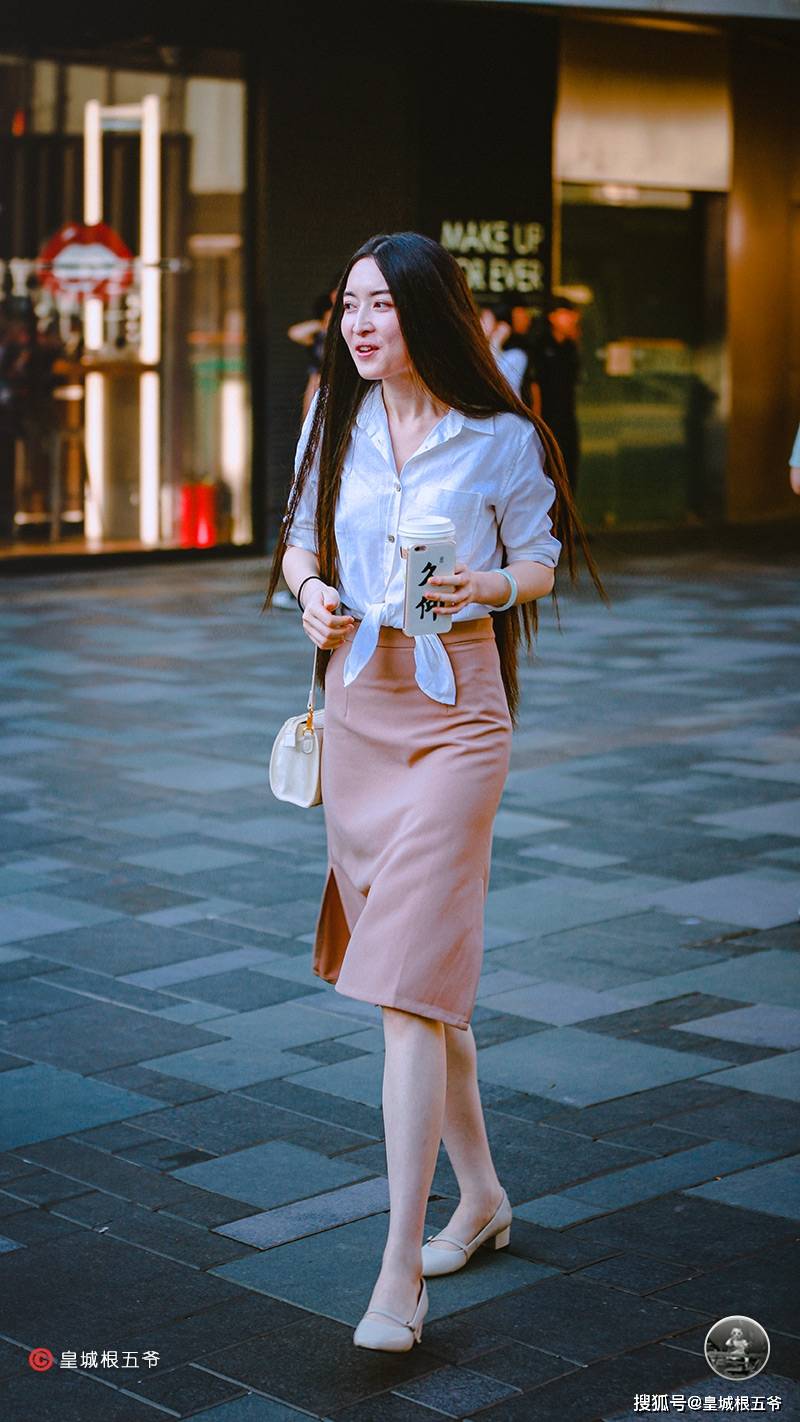 原创街拍:时尚美女穿搭,有着甜而不腻的时髦感,完美展现夏日的浪漫