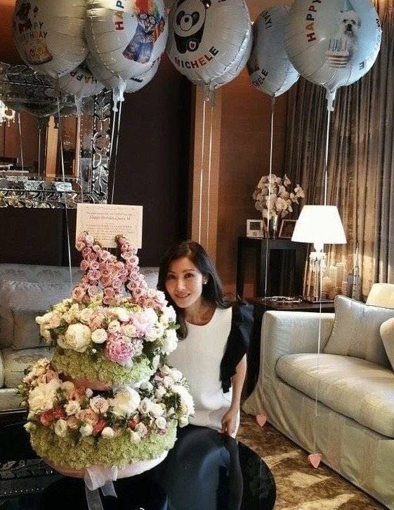 李嘉欣晒美照庆祝50岁生日!身穿无袖荷叶花边裙,减龄十足显贵气_照片