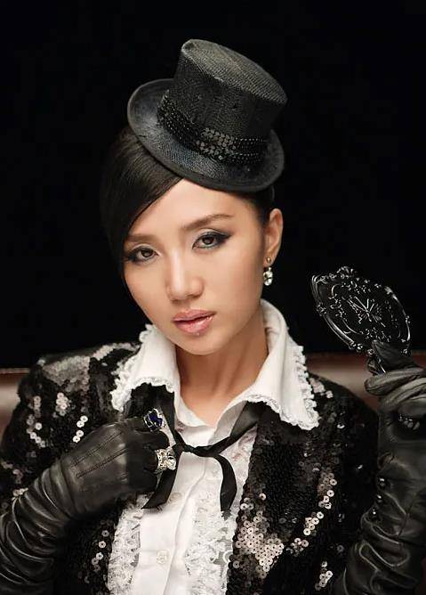 七年前爆红的阿朵与高晓松恋爱被质疑借男友上位凭实力复出