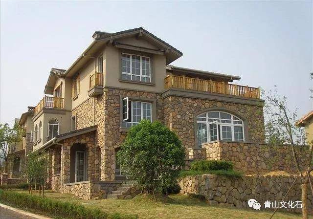 英伦建筑看上去有种优雅的贵族气质伴着上层不同文化石石型勾勒出艺术