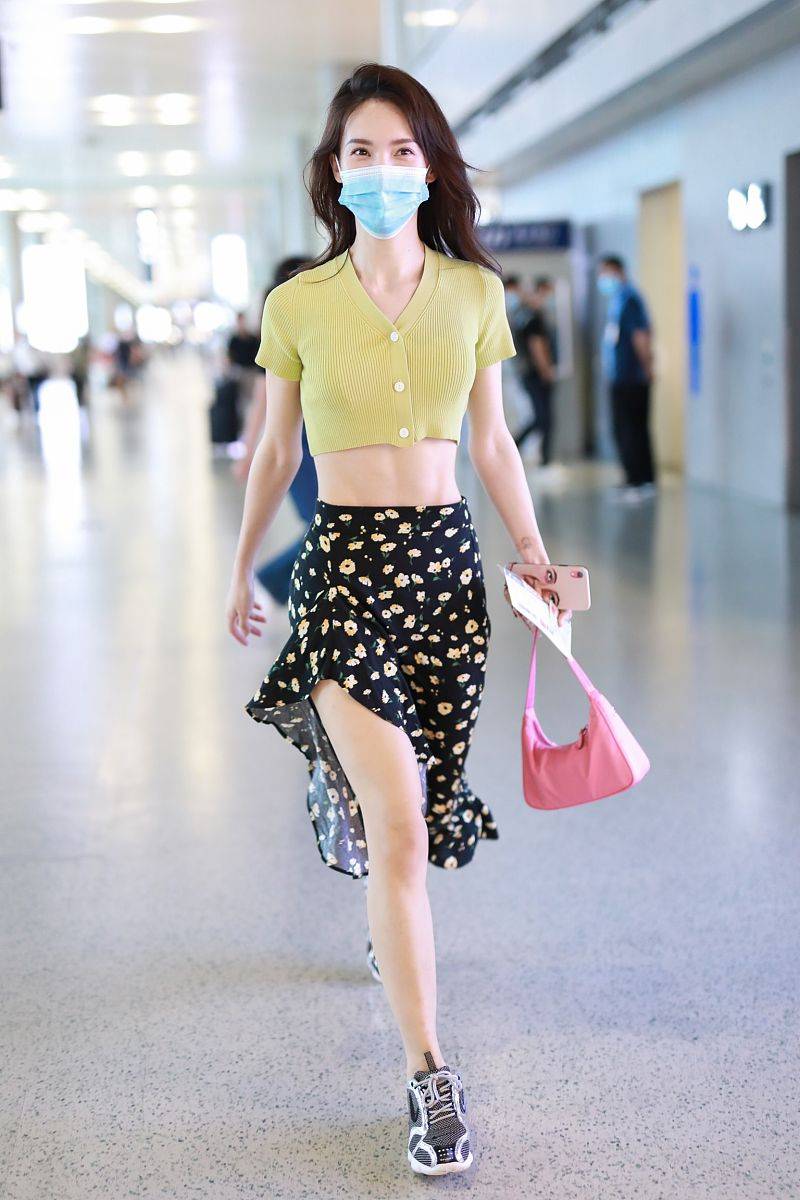 金晨机场秀"排骨腰"身材!针织衫搭开叉裙,要是有点曲线感更美