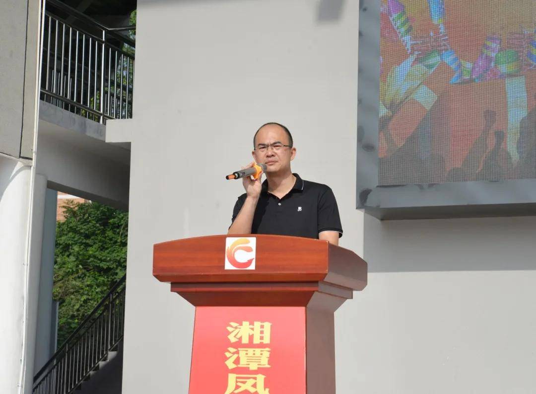 徐鑫成校长为高三学子送上祝福"愿你们,珍惜接下来在凤凰的时光,拼尽