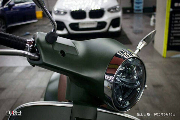 骑上改色哑光军绿色比亚乔踏板小摩托,更加英姿飒爽_手机搜狐网