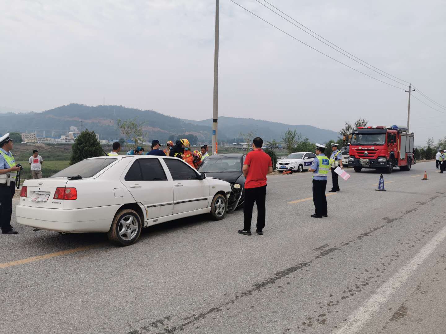 卢氏县四单位联合举行道路交通事故应急救援处置演练