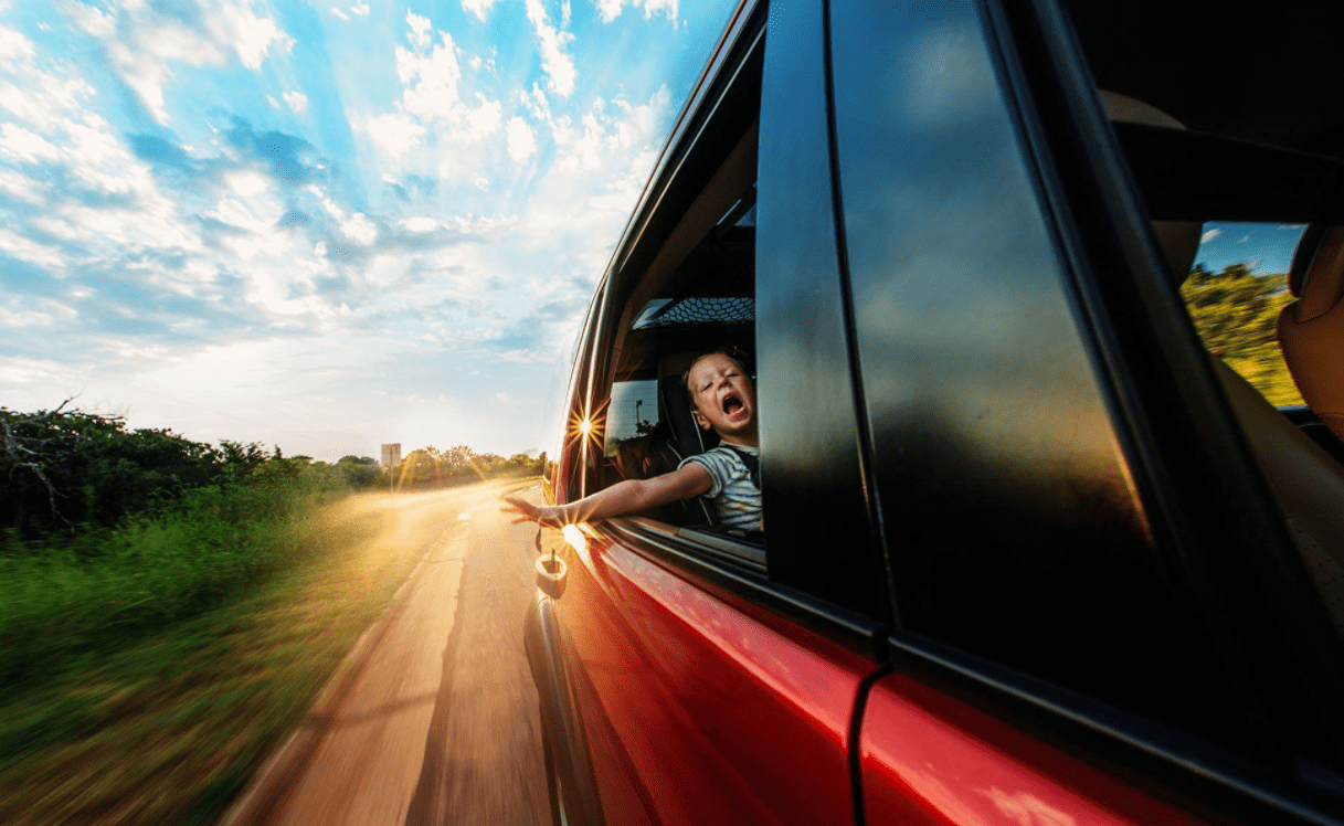 不要让儿童靠近打开的车窗:他可能将胳膊伸出窗外,或者抛出物品伤及