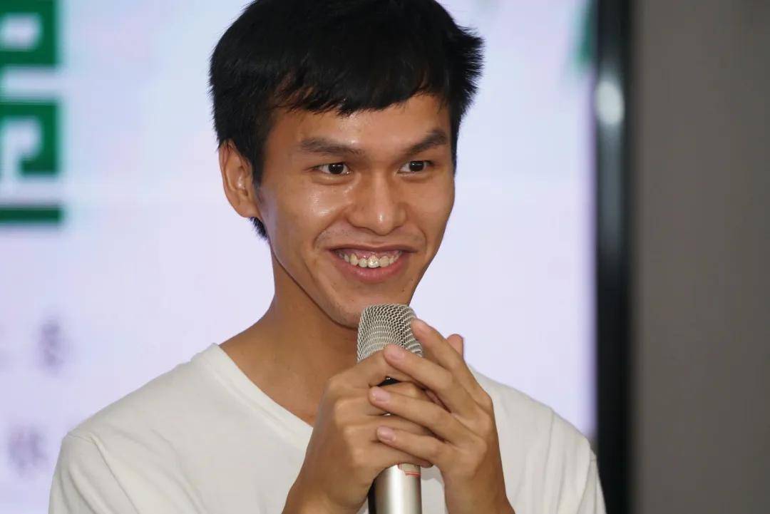 丹寨青年刘保生刘保生感谢着杭州热情好客的朋友们