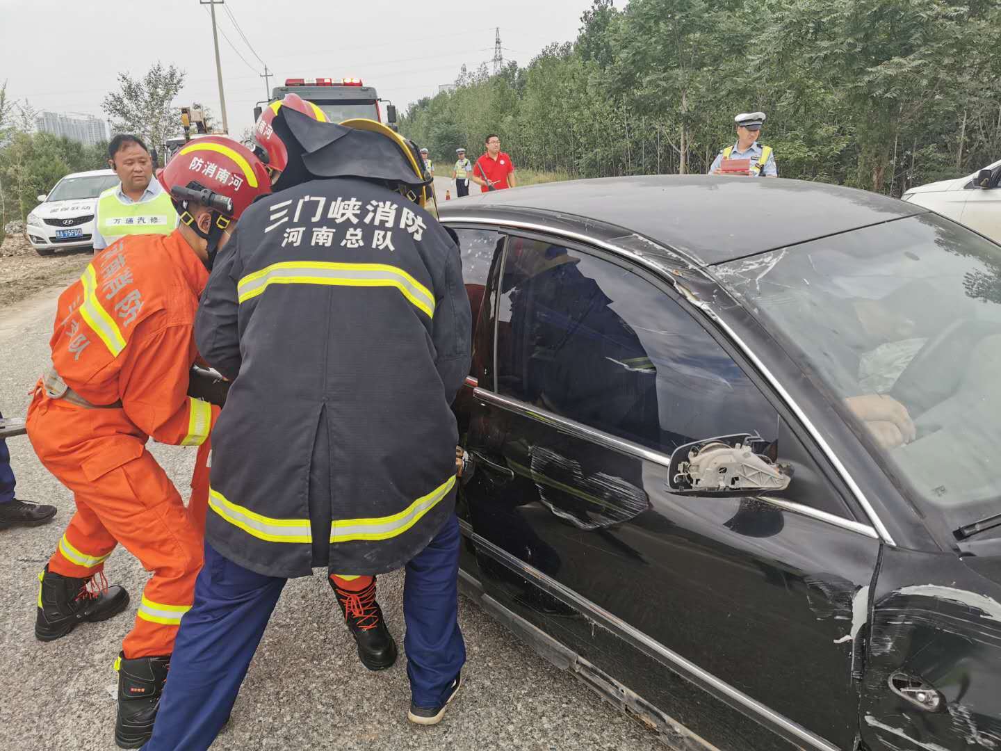 卢氏县四单位联合举行道路交通事故应急救援处置演练