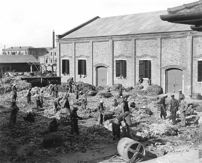 老照片,清朝光绪年间天津皮革厂工人的生活状况-搜狐大视野-搜狐新闻