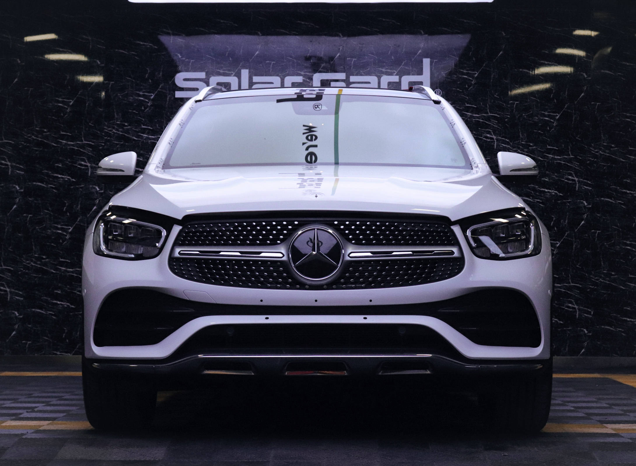 白色奔驰glc新车落地改色陶瓷黑,质感爆棚-六膜记精选