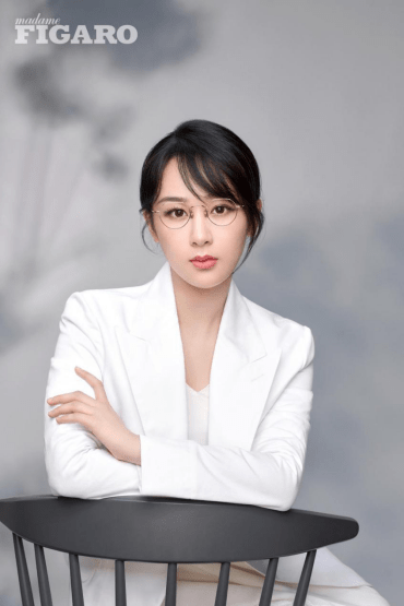 此款眼镜,正是派丽蒙联合杨紫打造的女生限定款眼镜,在产品设计中也