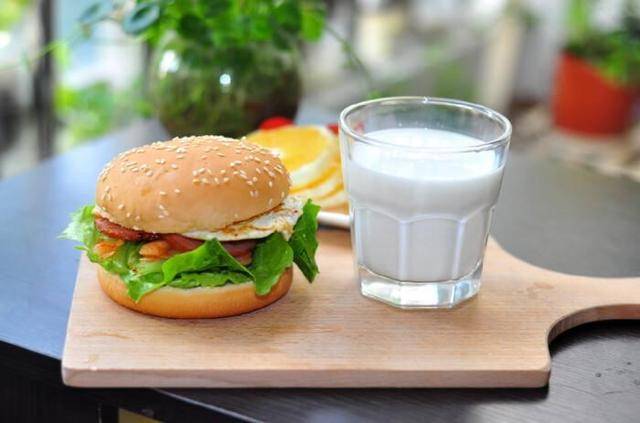 3分钟快捷早餐,diy汉堡 牛奶,营养美味,趣味生活