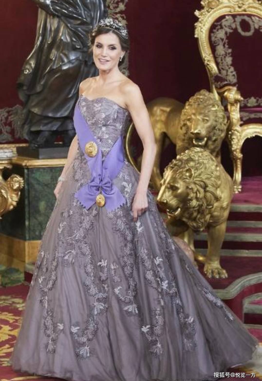 原创王冠礼服,欣赏西班牙王后莱蒂齐亚的自信之美