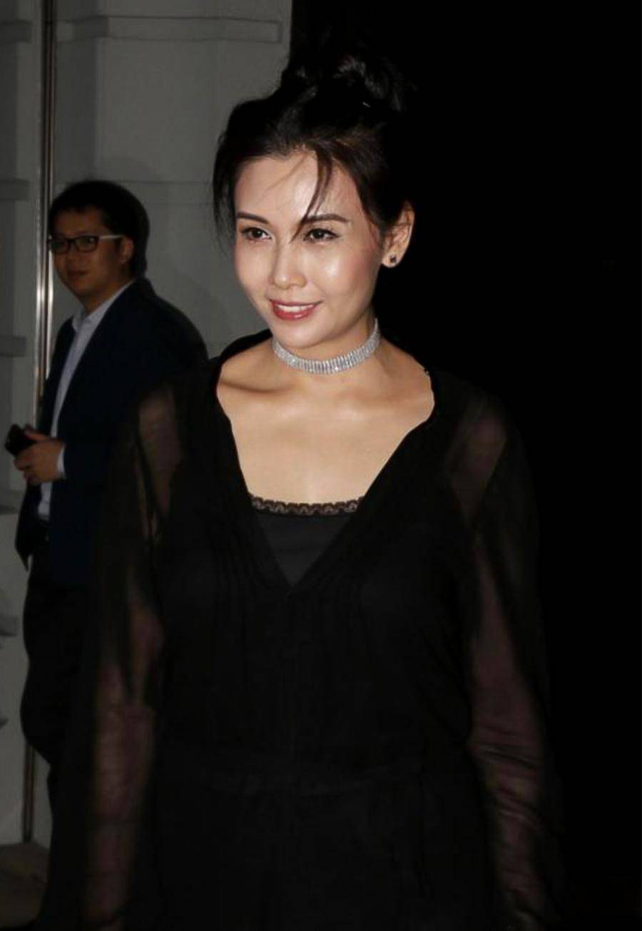 52岁邱淑贞不服老,穿黑裙优雅,扎丸子头减龄,气质比从前不减_黑色