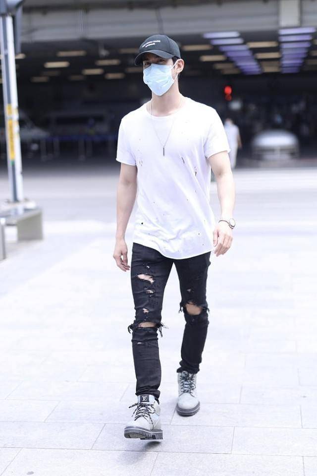 原创李治廷紧身牛仔裤 白t,穿出"五五身"效果,造型靠气质硬撑!