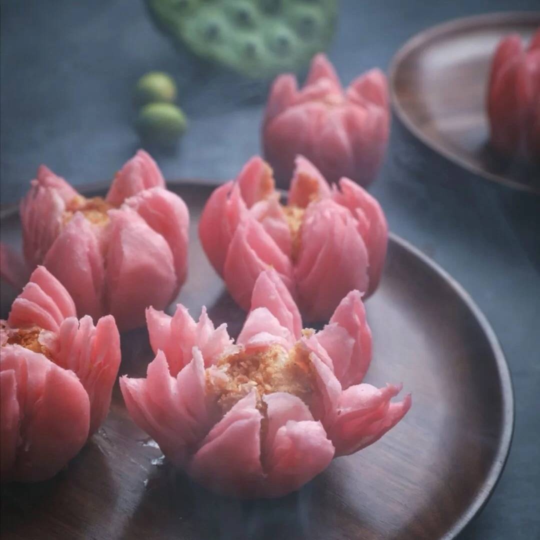 编辑搜图请点击输入图片描述绿豆糕相比起荷花酥古风雅致,绿豆糕就