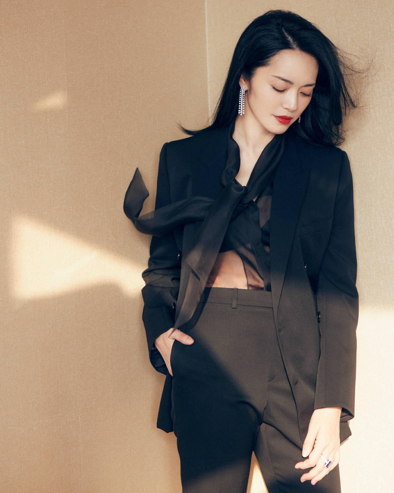 职场女性怎么穿,跟着姚晨学习穿搭,职业套装也能穿出时尚感