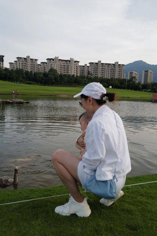 何雯娜端午节河边遛娃送祝福超可爱眯眼拍照萌态十足