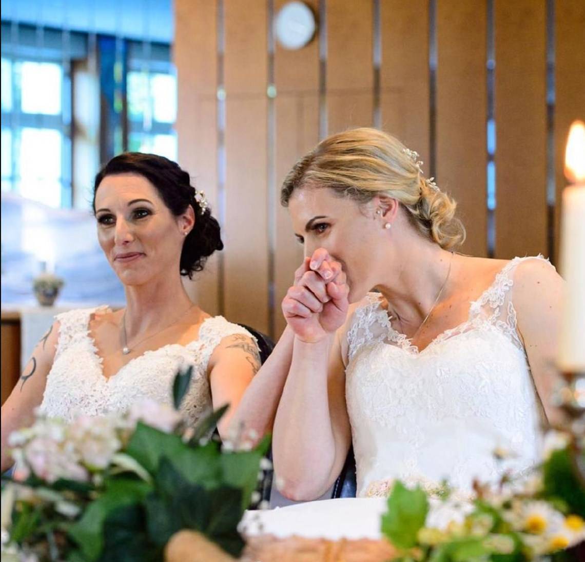 原创祝福!德国女排国手和女友大婚,婚礼上十指相扣,婚纱照十分浪漫