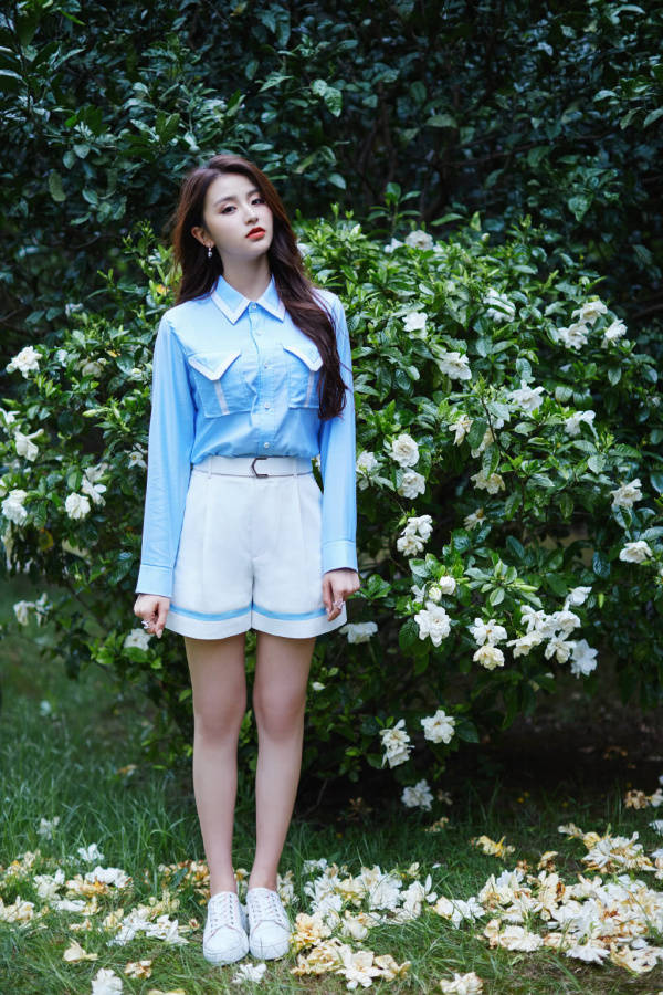 13岁就在美国参加比赛,今穿t恤短裙漫画腿太抢镜