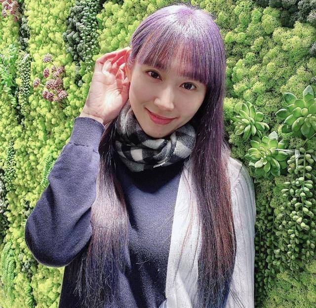 香港美女主持完成耳机线挑战晒纤腰网友赞叹好想搂下她的腰