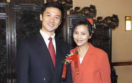 没想到他真的红了以后,就和女明星柯蓝传出了绯闻,更是为了她和何音