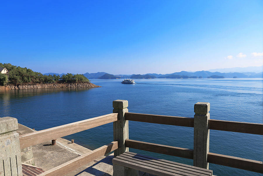 千岛湖的五光十色,唯有亲自体验青山高耸入云的美景