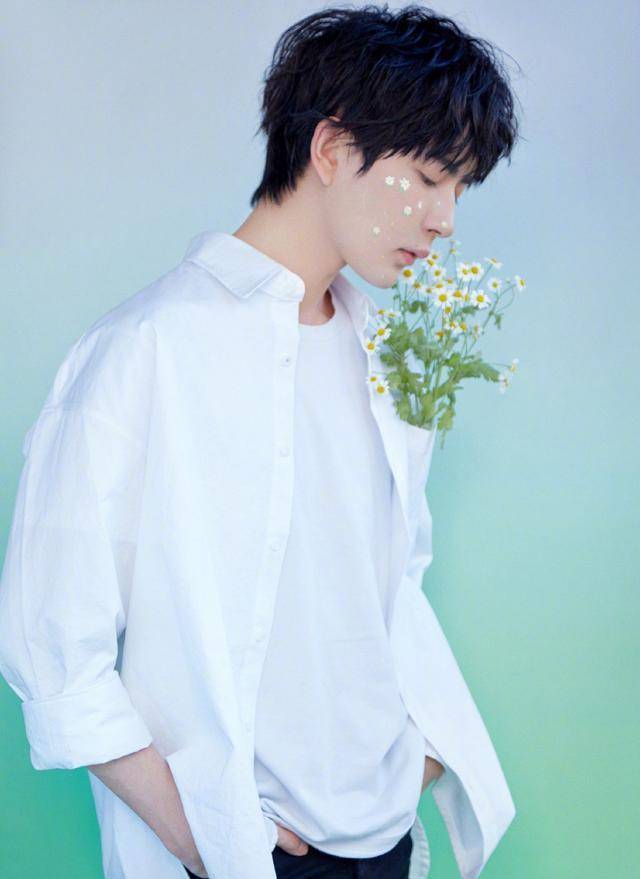 原创于朦胧颜值高不是吹的,穿白衬衫配手绘雏菊装,清爽文艺浪漫十足