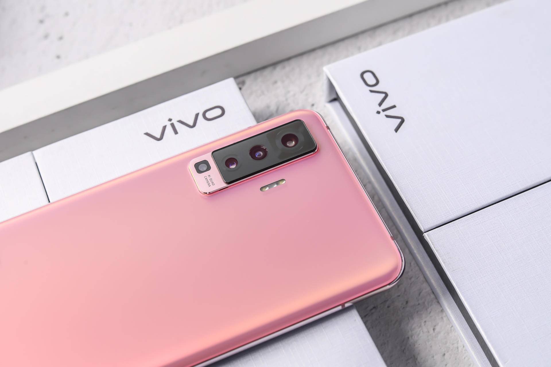 又轻又薄又好看vivox50凭借惊艳颜值与强大影像性能广受欢迎