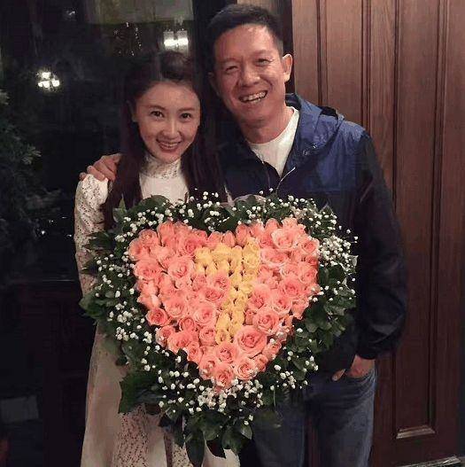 甘薇穿短裙晒漫画腿,首度回应"假离婚转移资产",霸气怼网友_贾跃亭