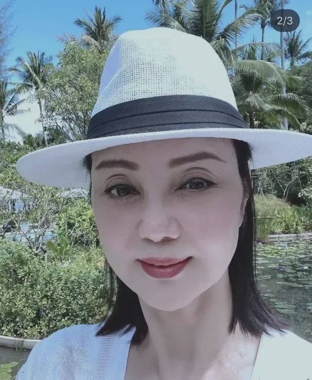 林建岳前妻谢玲玲穿豹纹泳衣陪外孙玩水64岁颜值超高身材健美