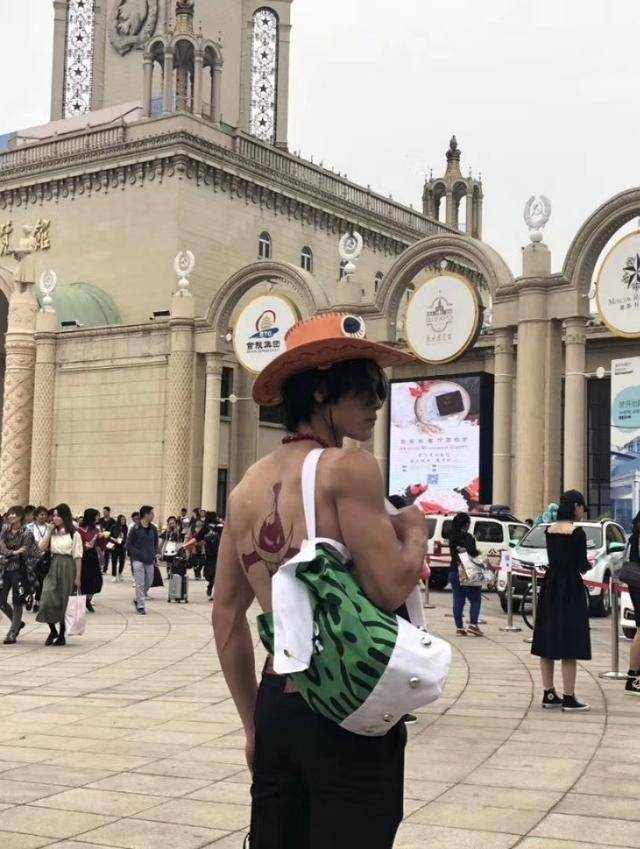 海贼王cos,索隆三刀流被神模仿,国外老人高度还原雷利
