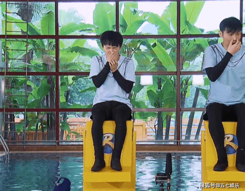 原创跑男名场面周深落水隐形眼镜掉落脸和脖子完全是两种颜色