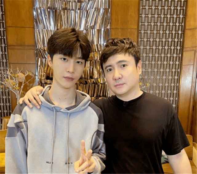 原创范丞丞晒与沈腾合照还贴心帮他p图,沈腾看起来至少瘦了50斤