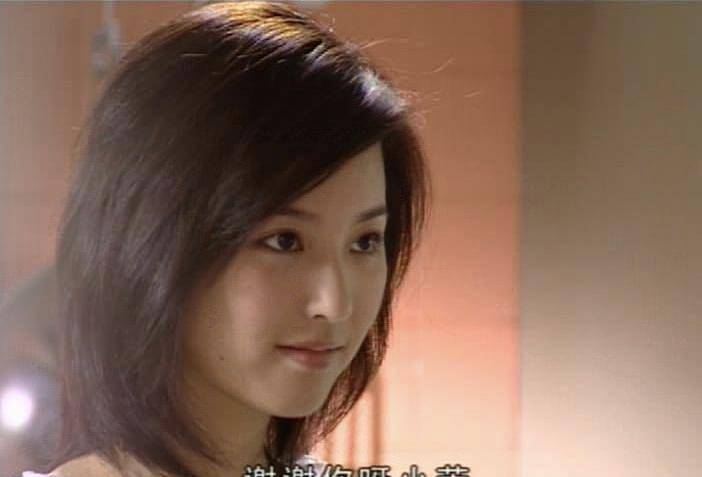 在剧中,吴佳尼饰演苏拉和颜如玉的闺蜜小芳,一头利落的短发,直爽的