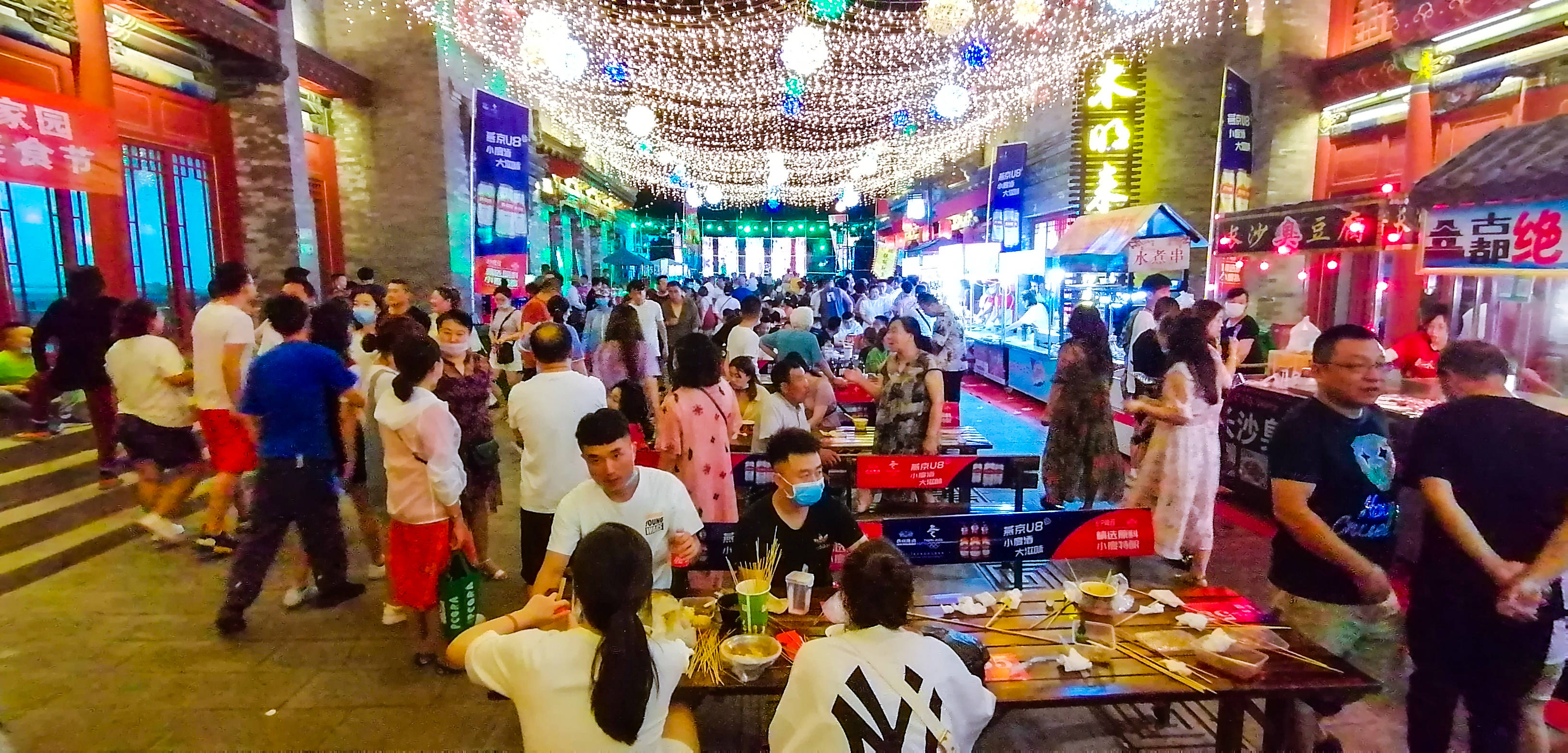 众多的夜市摊点勾勒出一幅幅精致的端午民俗风情图,让人们感受到大同