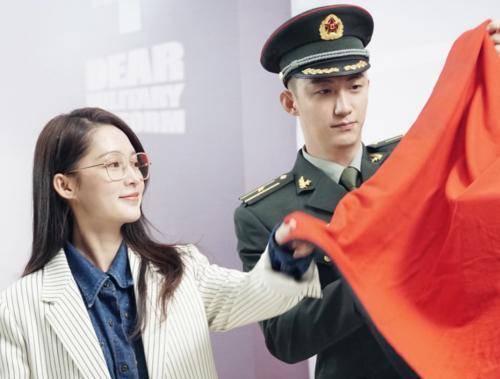 里黄景瑜饰演的梁牧泽是一位帅气有为的特种兵,光从剧照中军装的造型