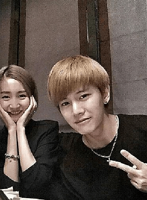 原创结婚多年的任嘉伦为何不晒妻子照片,看清对方的颜值,换我我也不晒