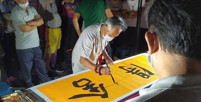 国家一级书法家青岛街头摆地摊一幅作品卖100元市民纷纷收藏