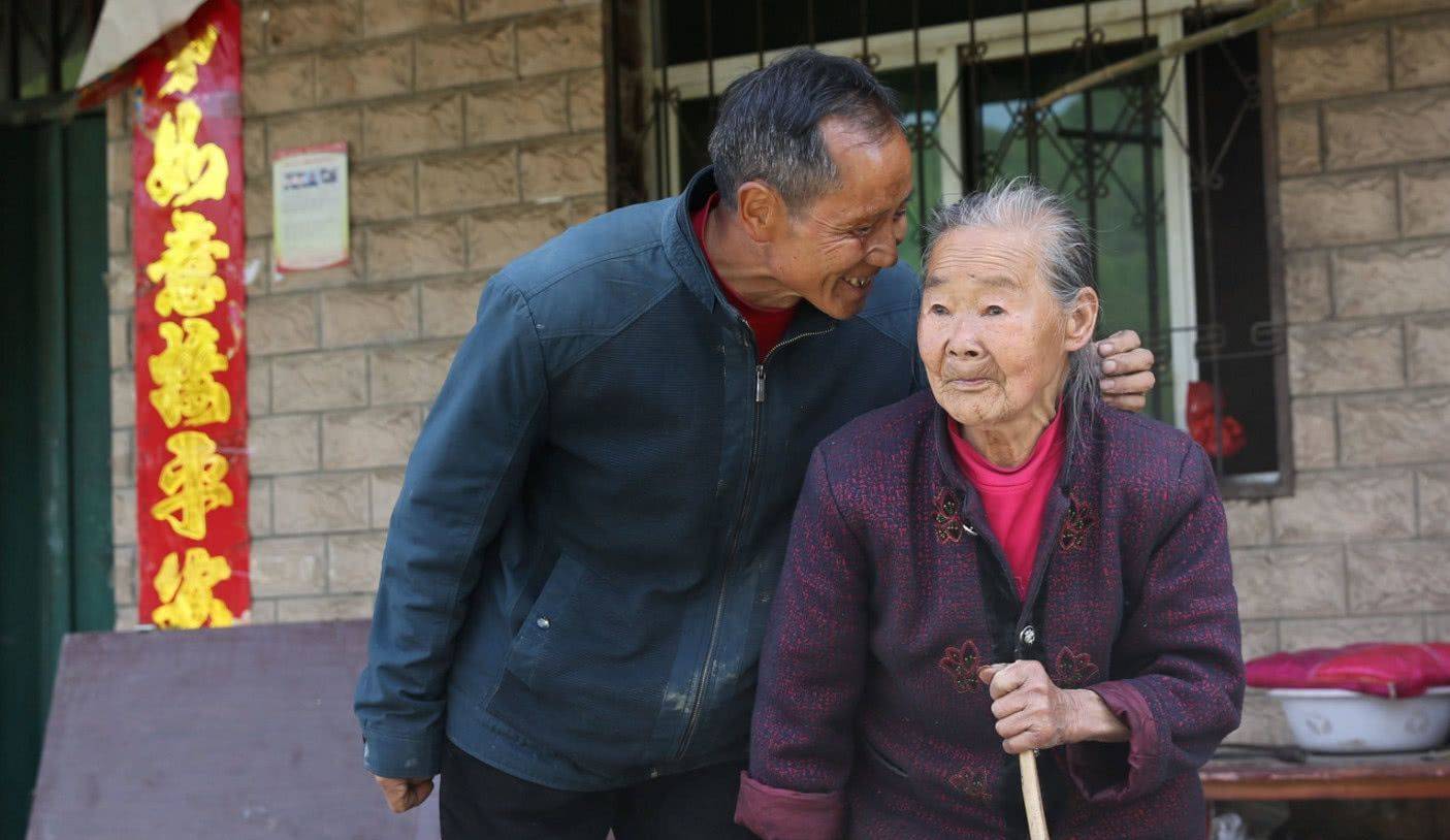 原创农村儿女均摊的养老方式老人苦不堪言闺女很心酸