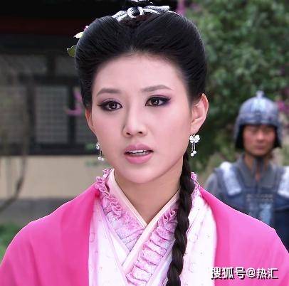 侯梦瑶饰演的花木兰,前期只是一个柔弱女儿家,只能拿起绣花针