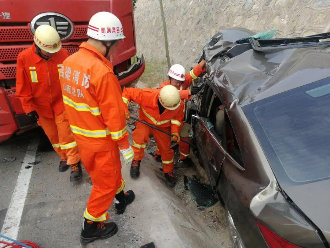 两车相撞!吕梁消防上演"教科书"式救援!