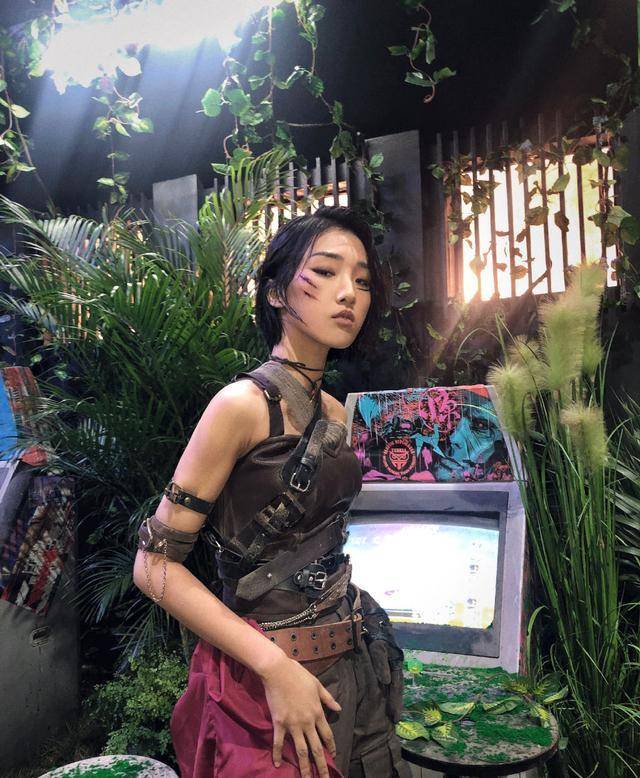 原创她是火箭少女第二任队长,白衬衫配黑色百褶裙,瞬间回到高中时代