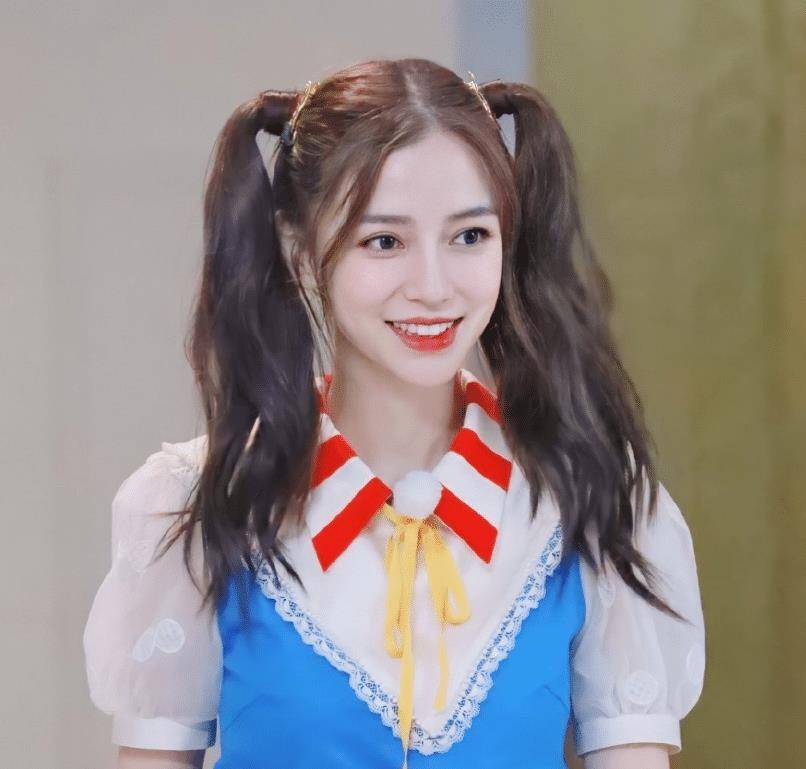 原创baby扎双马尾少女感十足,却被手上的名牌抢镜,这名字是认真的?