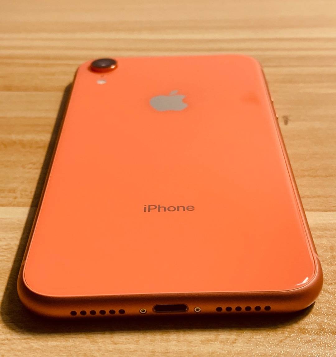 这是一台珊瑚色的苹果xr,从手机背面以及细节做工来看,该机器不是假的