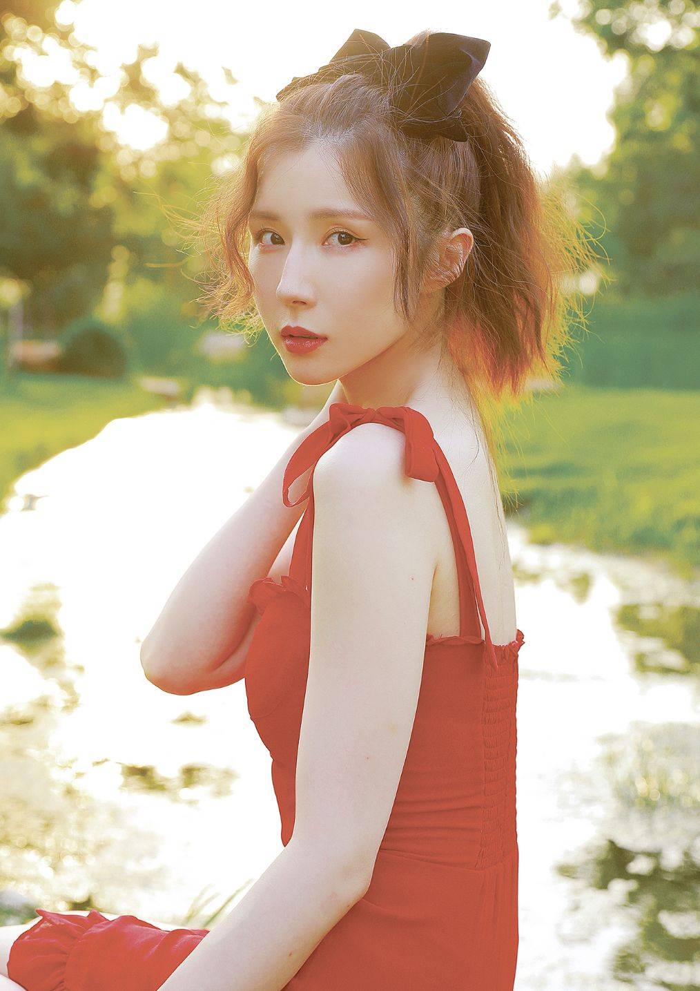 方安娜分享美照获粉丝表白 蝴蝶结搭配红裙俏皮不失性感