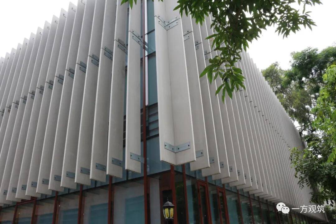 垂直的天际线自然素雅的表面▼asloc挤塑成型水泥遮阳板而最终成型的