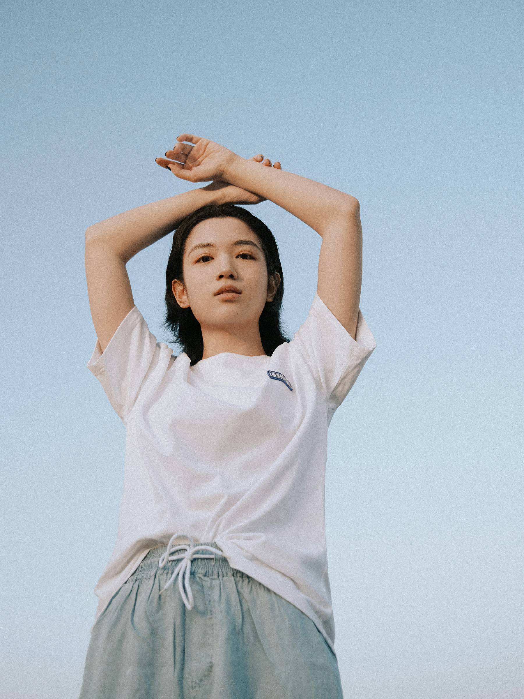 代露娃夏日写真look释出 清新自然惹人注目