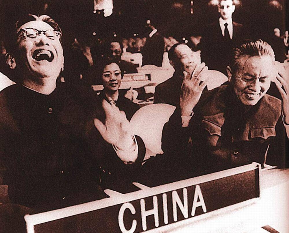 历史瞬间:乔冠华的笑