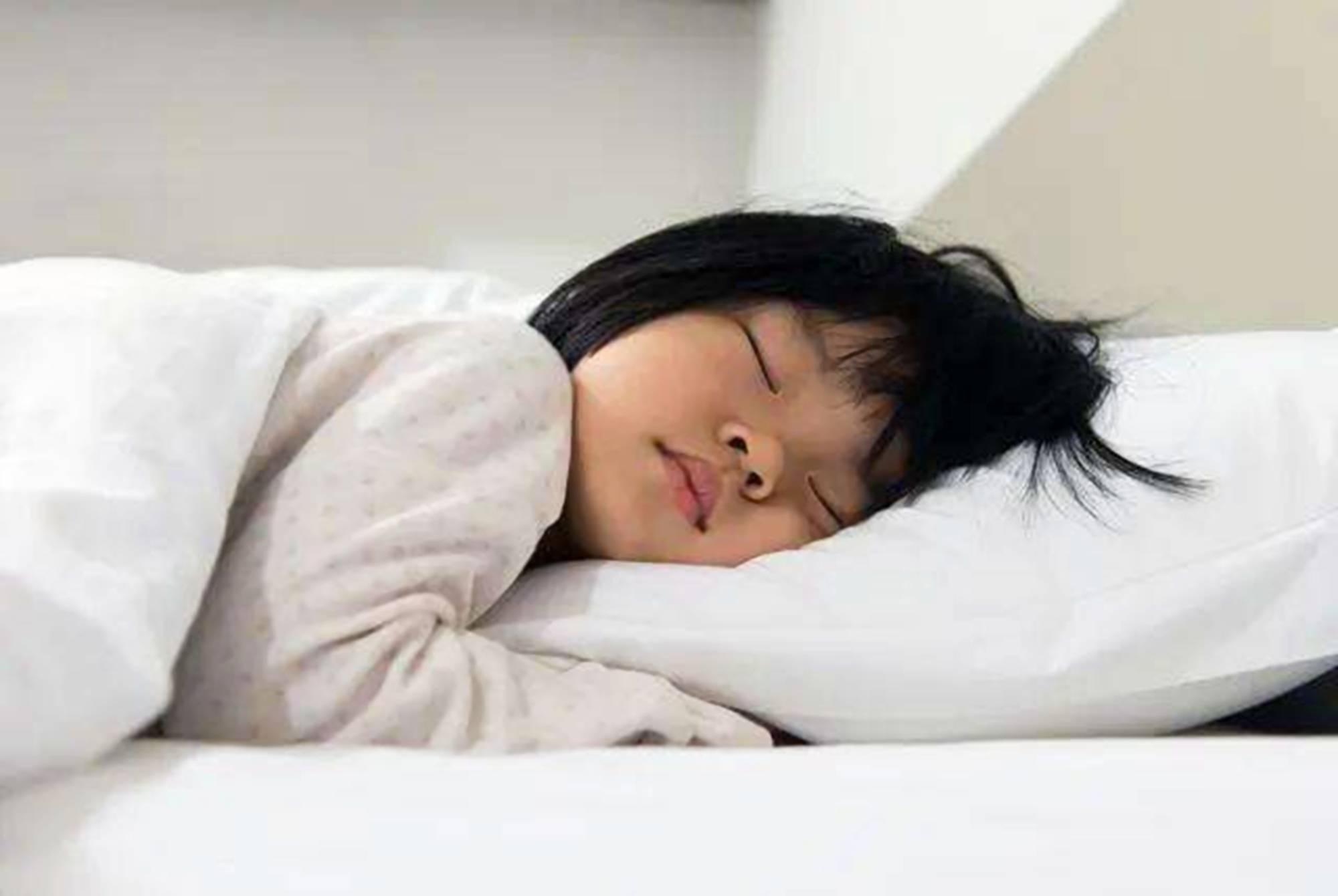 原创宝宝睡觉翻来覆去,频繁夜醒,错误的哄睡方式破坏了孩子睡眠规律